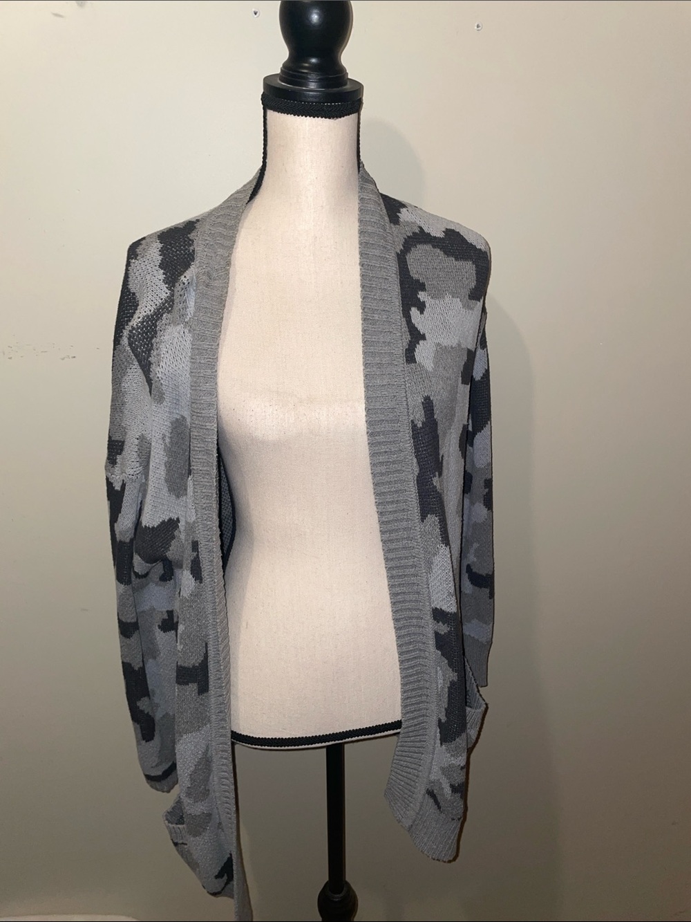Daytrip Gray & Black Camouflage Open-Front Cardigan